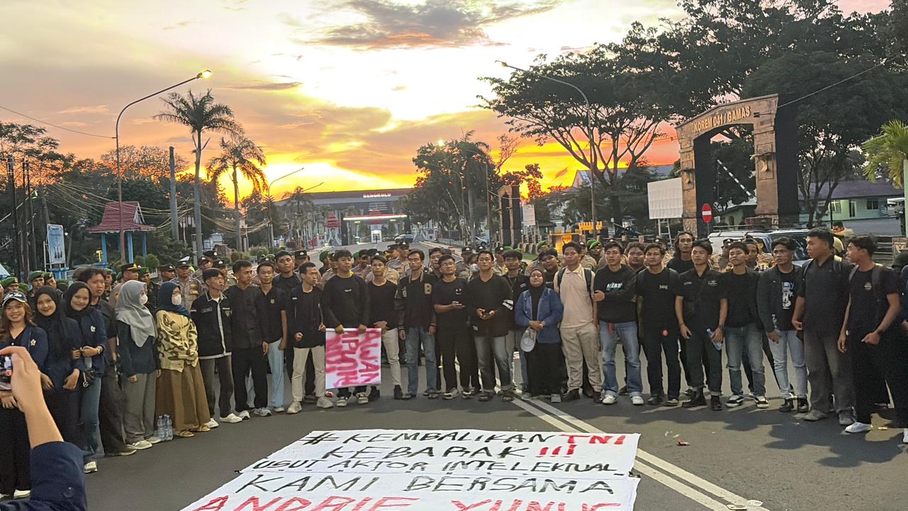 Mahasiswa BEM SI Bengkulu Gelar Aksi di Depan Korem 041/Gamas, Soroti Militerisasi dan Kasus Andrie Yunus
